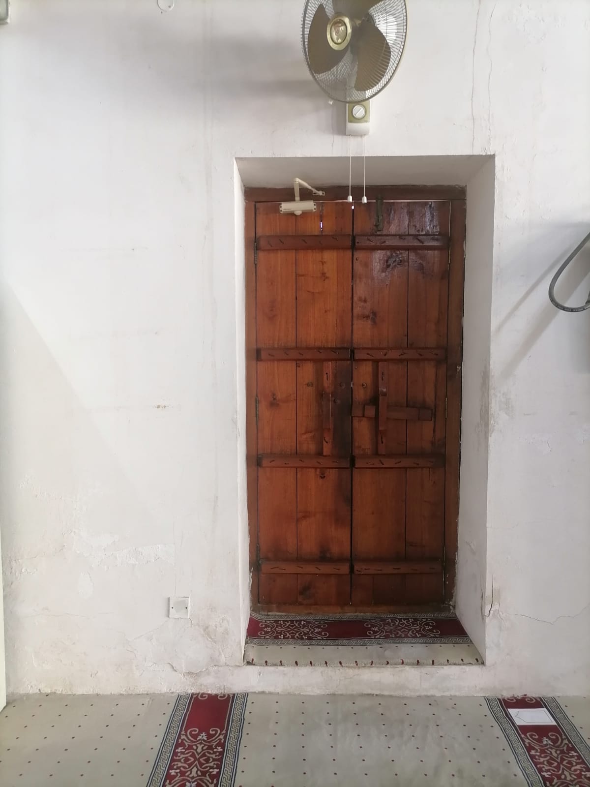 أحد أبواب المسجد