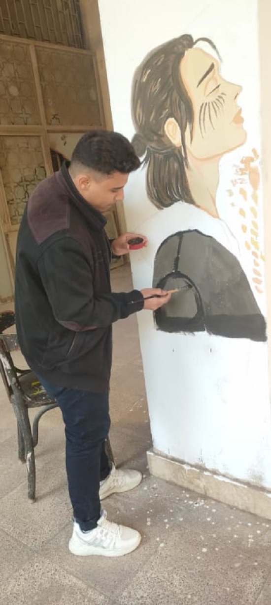 أحمد أثناء الرسم على الجدار