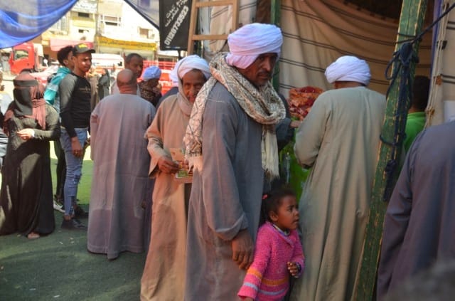 إقبال كبير من المواطنين على معرض أهلا رمضان بإسنا  (6)