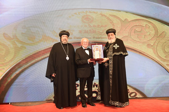 منح-جائزة-البابا-شنوده-الثالث-للحكمة-والتعاطف-لرئيس-مركز-القاهرة-لأمراض-الكلى-(3)