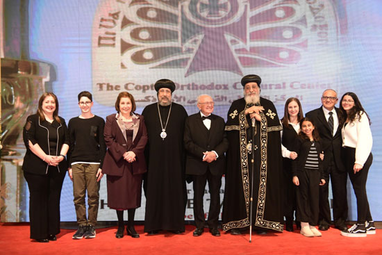 منح-جائزة-البابا-شنوده-الثالث-للحكمة-والتعاطف-لرئيس-مركز-القاهرة-لأمراض-الكلى