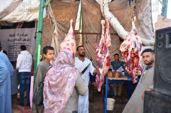 اقبال-الاهالي-على-شراء-اللحوم-المخفضة اقبال-الاهالي-على-شراء-اللحوم-المخفضة