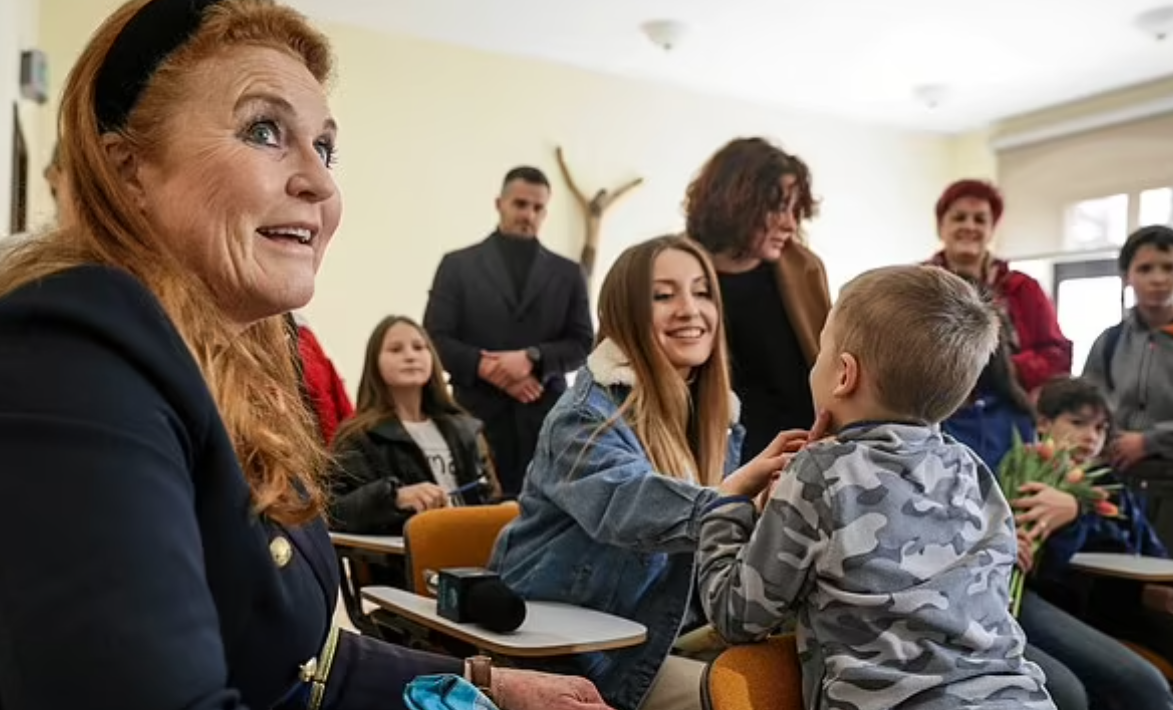 Sarah Ferguson with children of Ukrainian refugees