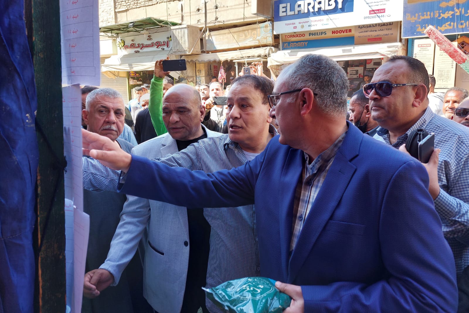 رئيس مدينة إسنا معرض أهلا رمضان يخدم المواطن (3)