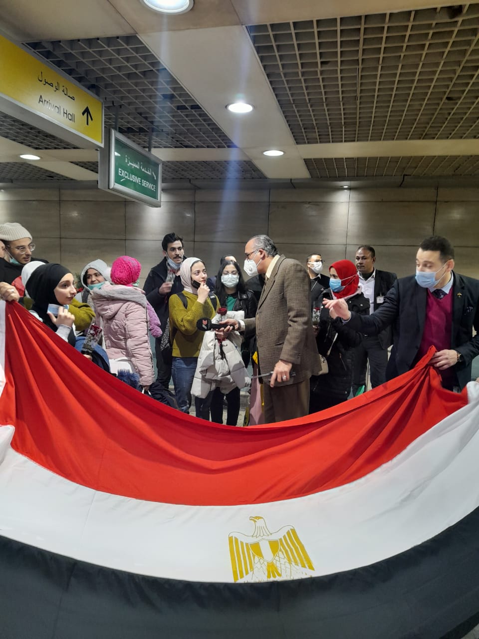 الطلاب بمطار القاهرة الدولى الطلاب بمطار القاهرة الدولى