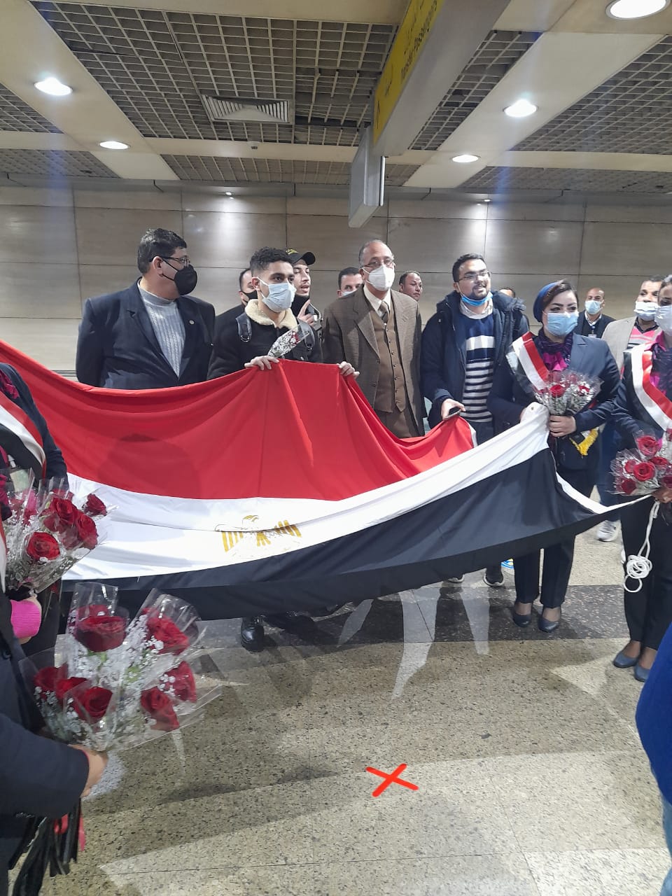 الطلاب بمطار القاهرة