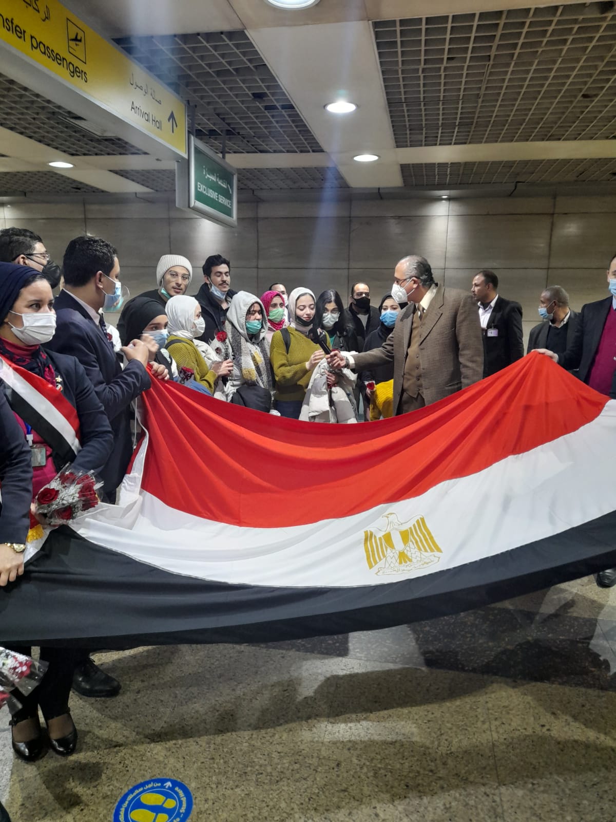 وصول الطلاب مطار القاهرة