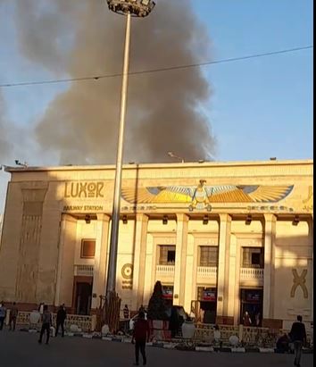 السيطرة على حريق محدود فى عربة متهالكة بجوار محطة الأقصر (4)