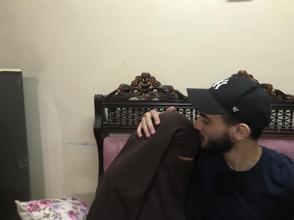 أحمد يقبل رأس والدته