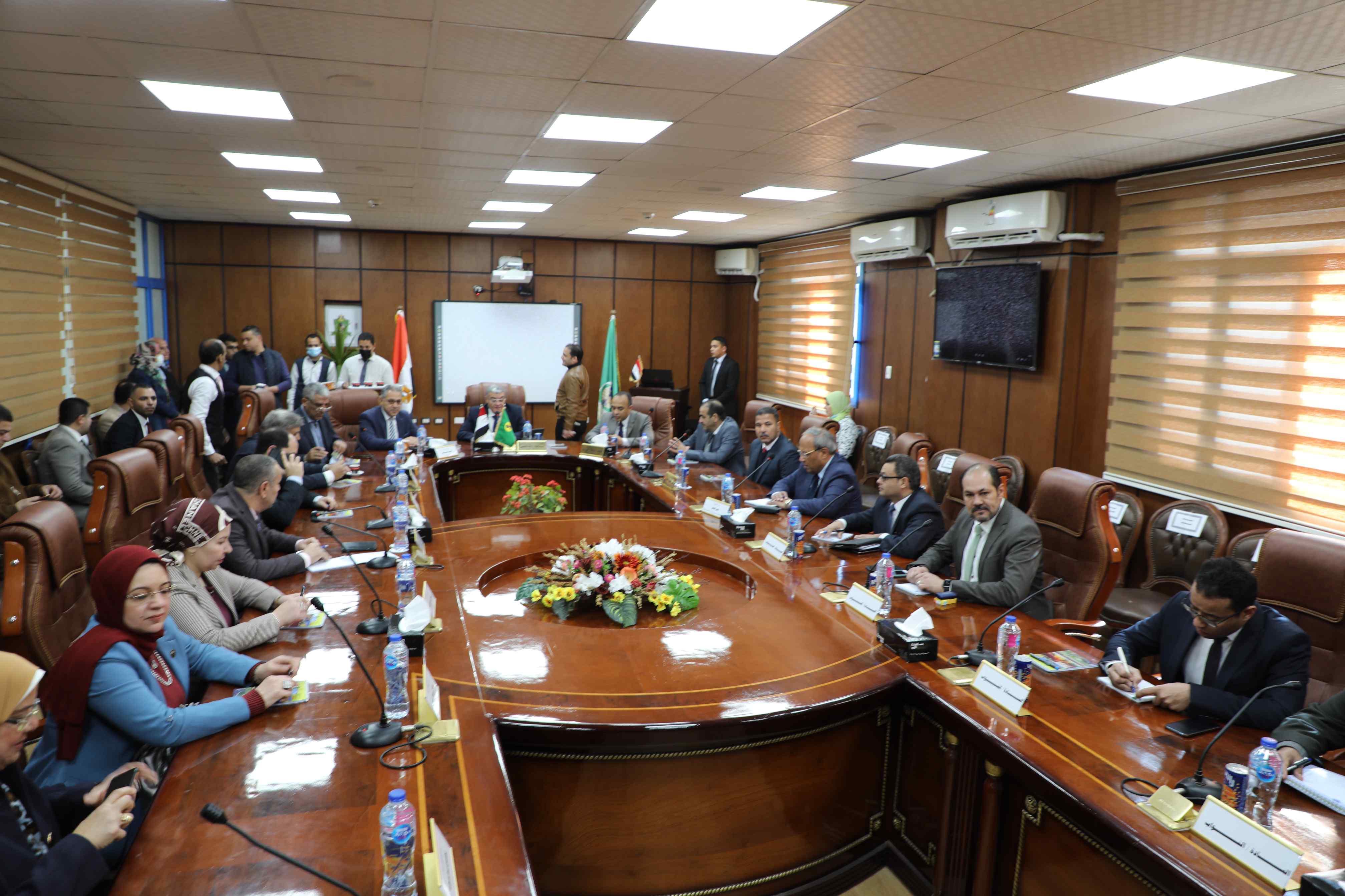محافظ المنيا يستقبل وفد لجنة التنمية المحلية بمجلس النواب  (5)