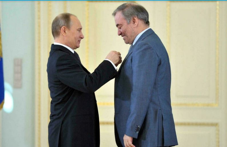 قائد الاوركسترا برفقة بوتين