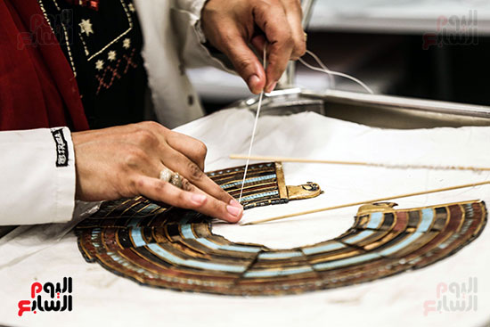 ترميم إكسسوارات الملك توت عنخ آمون (2)