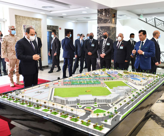 الرئيس السيسي خلال مشاهدته لتخطيط المشروعات المستقبلية