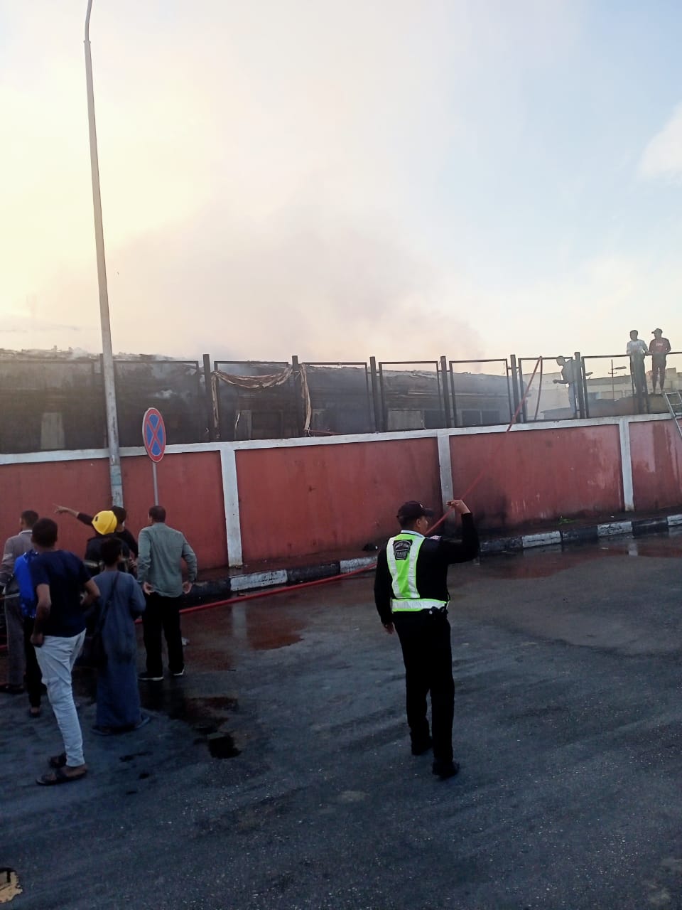 السيطرة على حريق محدود فى عربة متهالكة بجوار محطة الأقصر (2)