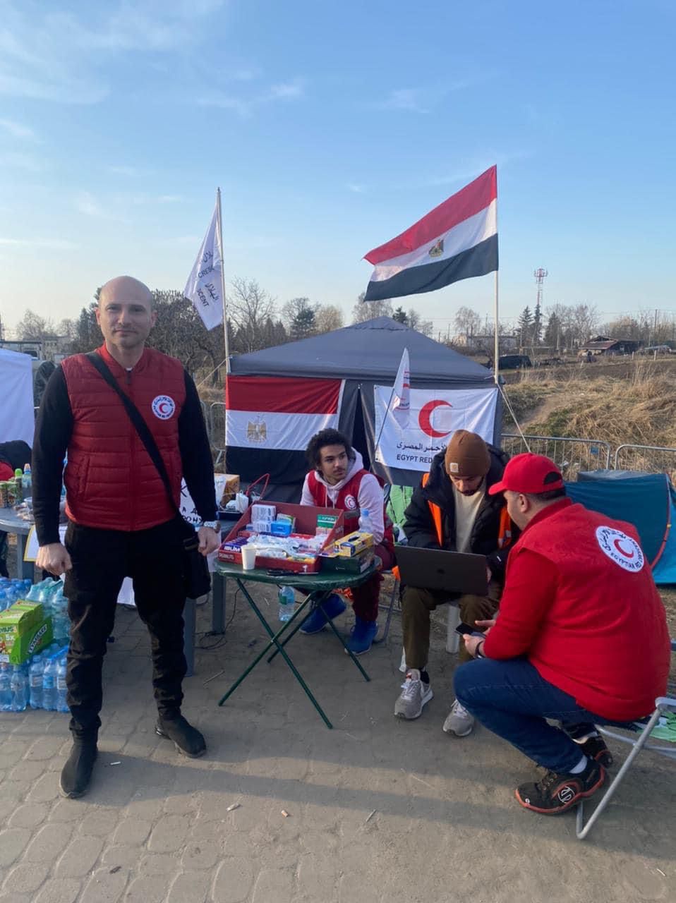 الهلال الاحمر المصري عند منطقة عبور ميديكا في بولندا