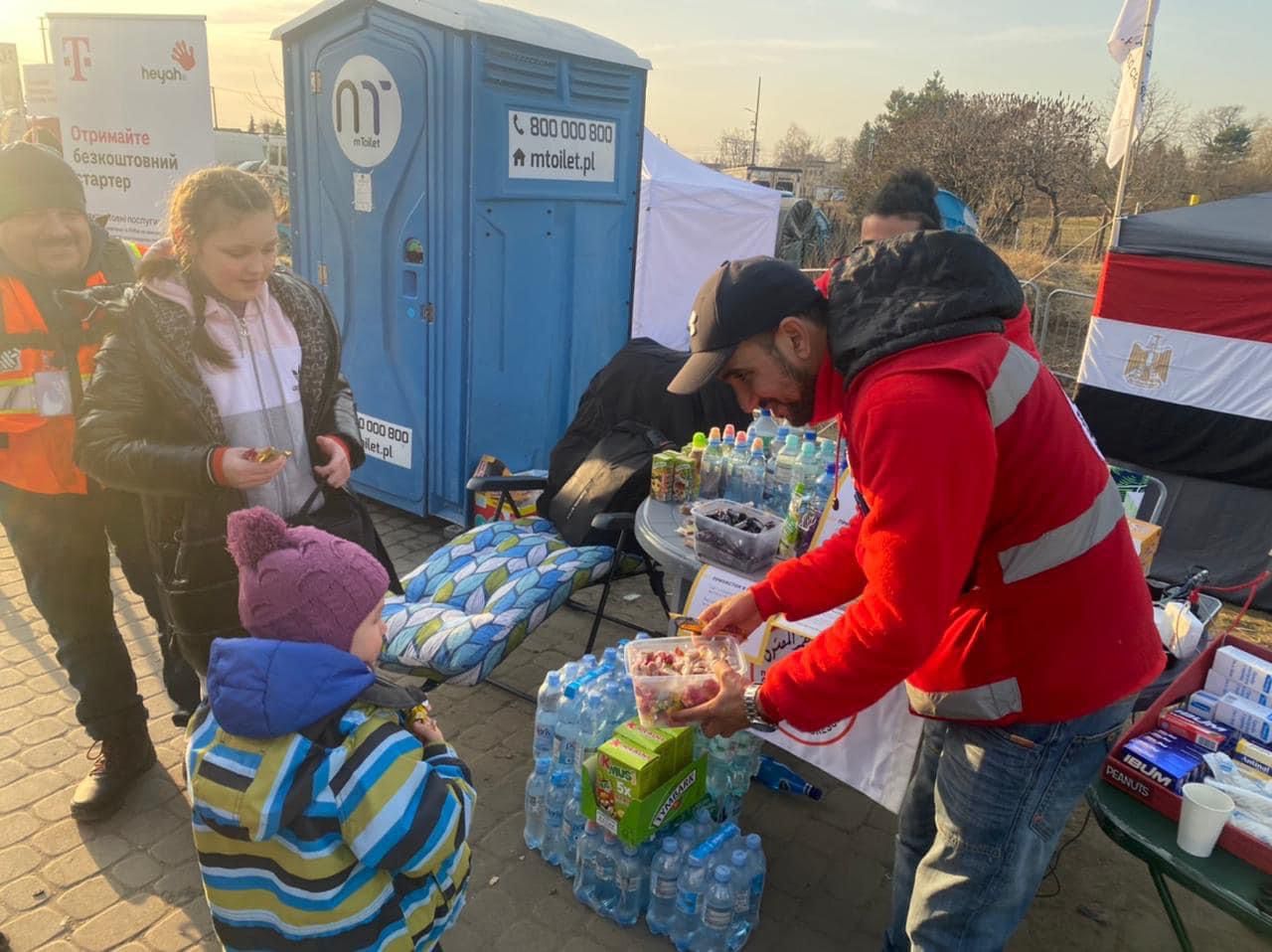 الهلال الأحمر المصري يقدم المساعدات للأوكرانيين الفارين إلى بولندا