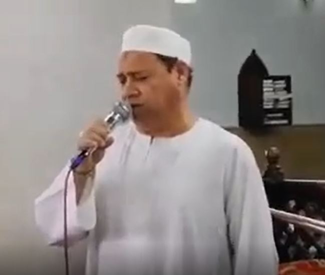 الشيخ الراحل على إسماعيل خلال الأذان بالمسجد قبل أيام من وفاته
