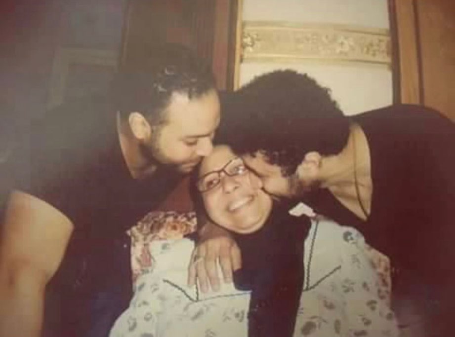 محمد عز ووالدته