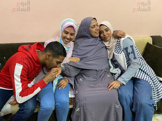 قبلة-الإبن-عبد-الرحمن-على-يد-والدته-الأم-المثالية