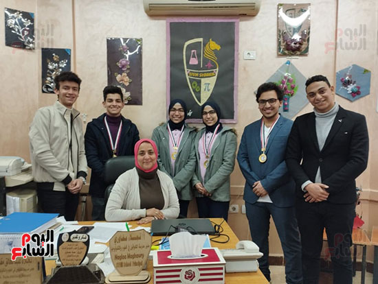 التفاف-الطلاب-الفائزين-فى-مسابقة-معرض-مصر-للعلوم--بجوار-مديرة-المدرسة