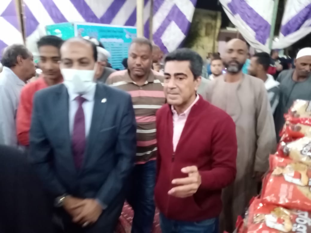 وكيل تموين الأقصر ورئيس مدينة البياضية يفتتحان معرض أهلا رمضان (2)