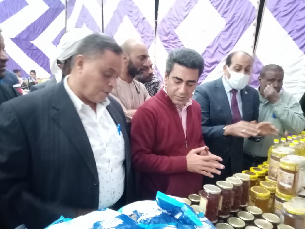 وكيل تموين الأقصر ورئيس مدينة البياضية يفتتحان معرض أهلا رمضان (1)