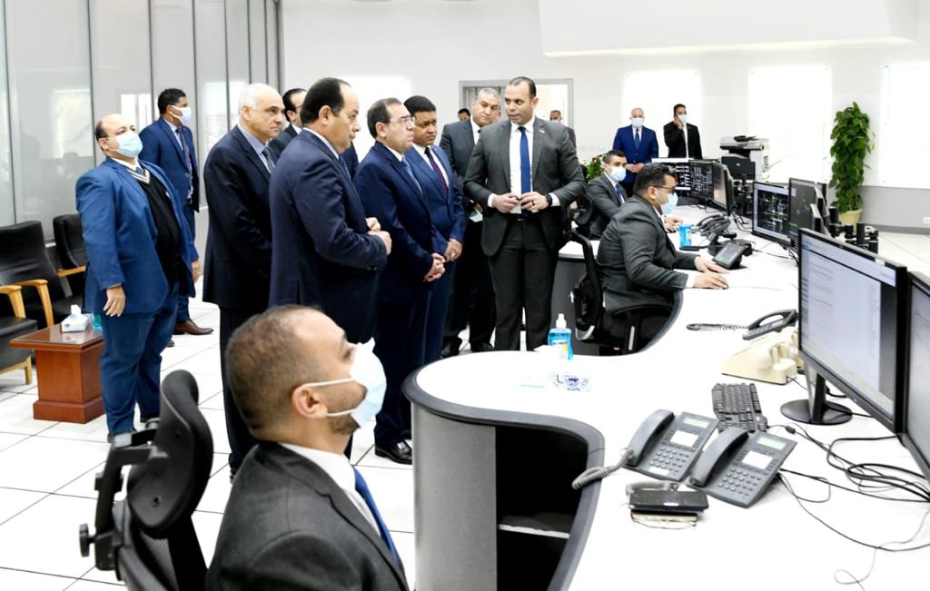 الملا خلال تفقد  مركز التحكم  فى الشبكة القومية للغازات الطبيعية