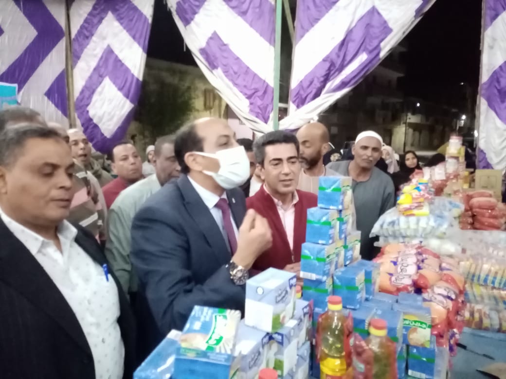 وكيل تموين الأقصر ورئيس مدينة البياضية يفتتحان معرض أهلا رمضان (3)