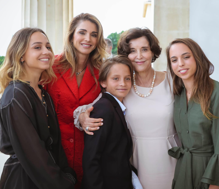 الملكة رانيا ووالدتها وأطفالها