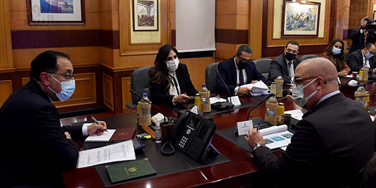 رئيس الوزراء يتابع موقف طرح الوحدات السكنية والأراضى للمصريين بالخارج (4)