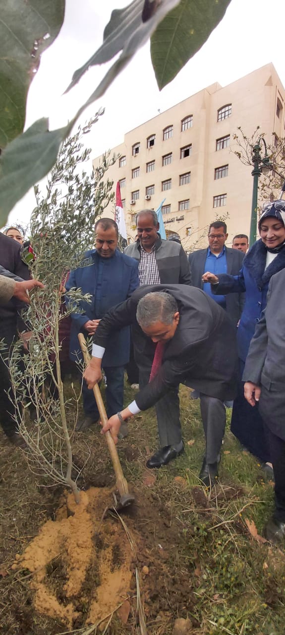 رئيس جامعة كفر الشيخ يشارك في زراعةى الاشجار