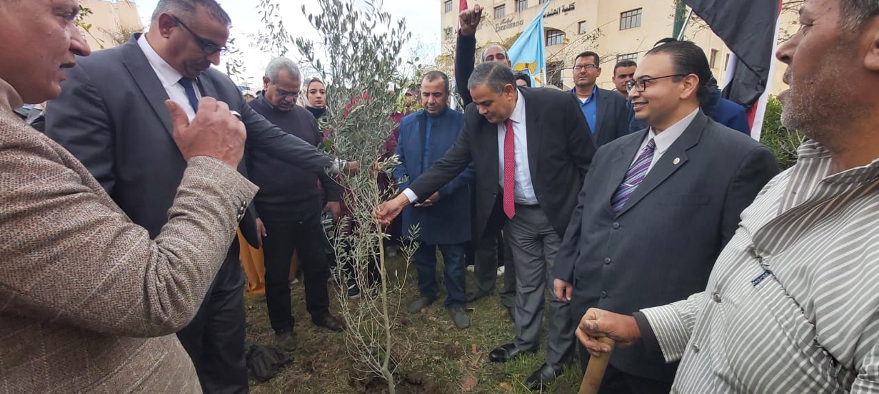 رئيس جامعة كفر الشيسخ يزرع الاشجار