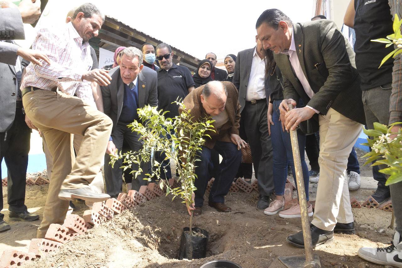 محافظ أسيوط يشهد انطلاق فعاليات توزيع وزراعة 1000 شجرة بالمراكز  (3)