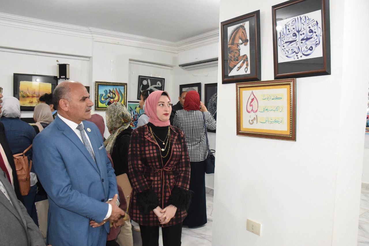 رئيس جامعة الأقصر يفتتح معرض فنون الخط العربي والفن التشكيلي  (2)