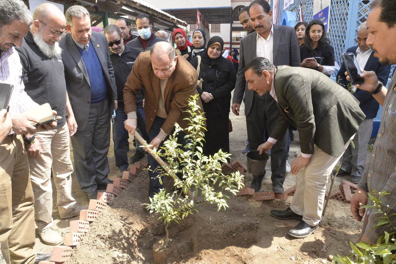 محافظ أسيوط يشهد انطلاق فعاليات توزيع وزراعة 1000 شجرة بالمراكز  (6)