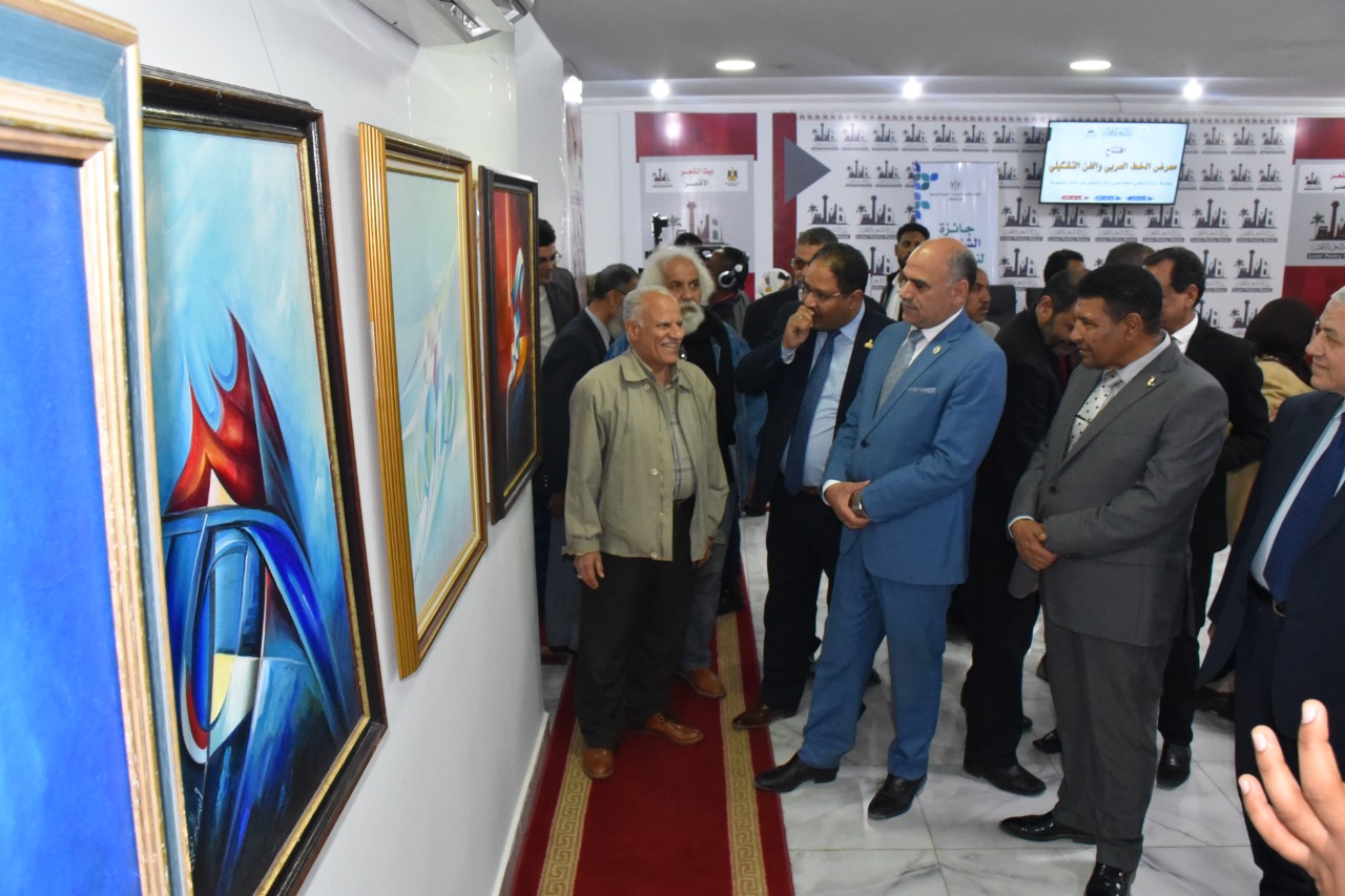 رئيس جامعة الأقصر يفتتح معرض فنون الخط العربي والفن التشكيلي  (1)