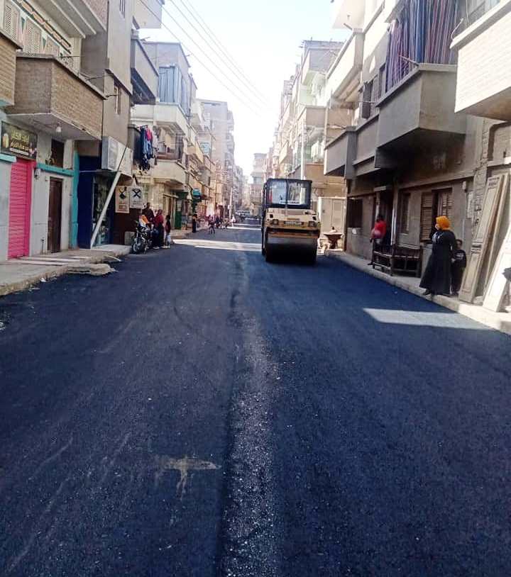 رصف 3 شوارع بمدينة أخميم (1)