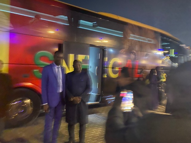 السفير السنغالى ووفد إعلامىً يصلون مطار القاهرة لإستقبال منتخب السنغال (7)