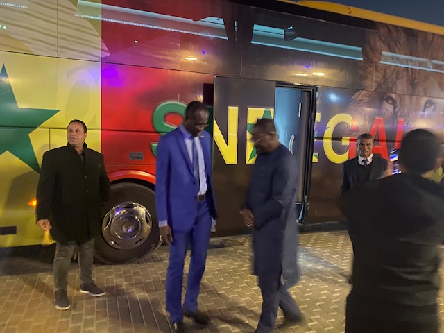 السفير السنغالى ووفد إعلامىً يصلون مطار القاهرة لإستقبال منتخب السنغال (6)