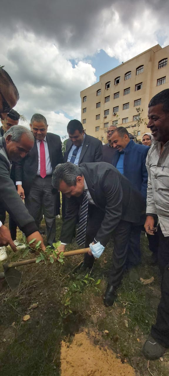 نائب رئيس الجامعة يزرع الاشجار