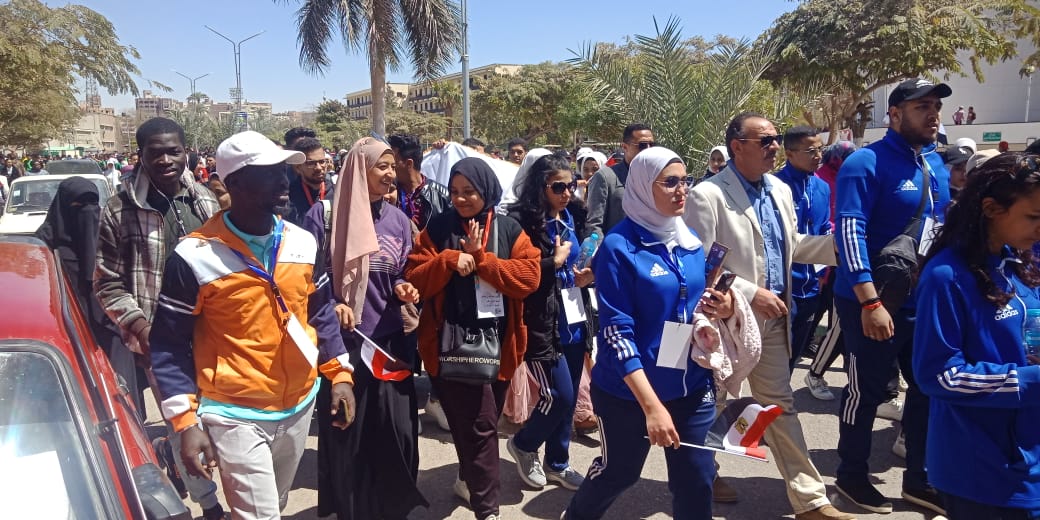 مسيرة طلابية بجامعة أسيوط ضد التطرف والإرهاب ضمن اسبوع الشعوب بحضور ممثلي 30 دولة (4)