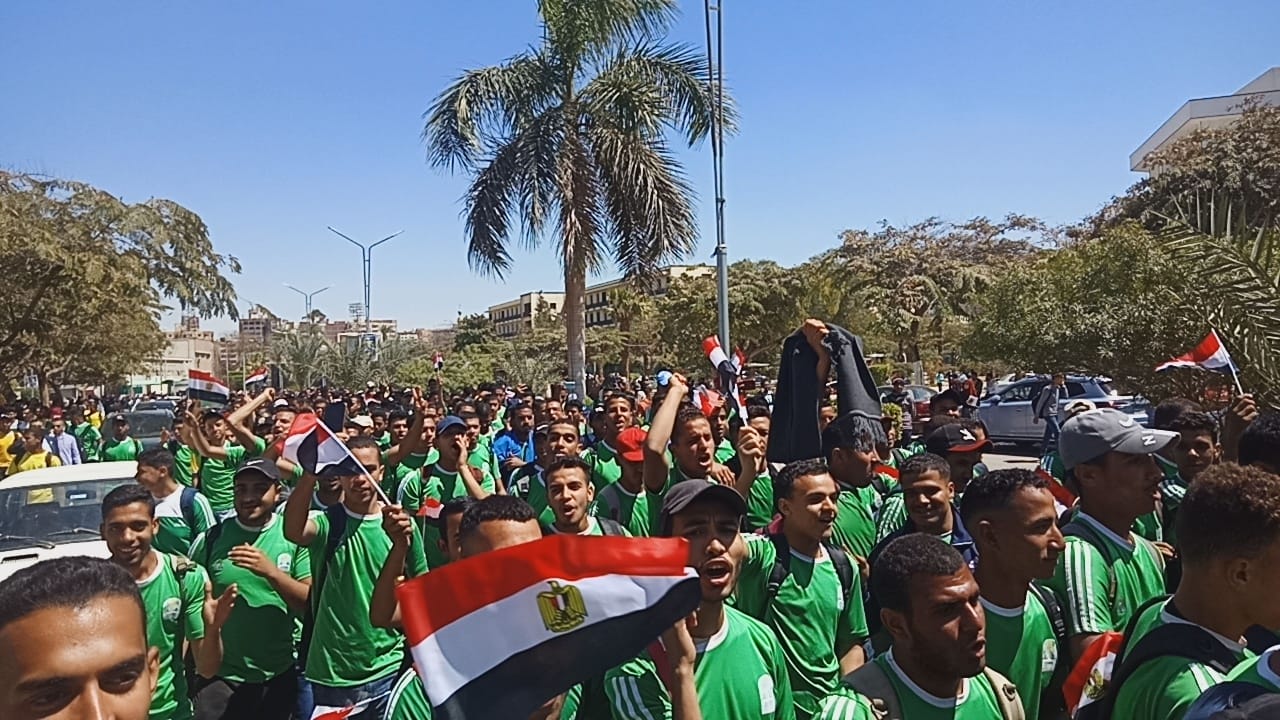 مسيرة طلابية بجامعة أسيوط ضد التطرف والإرهاب ضمن اسبوع الشعوب بحضور ممثلي 30 دولة (1)