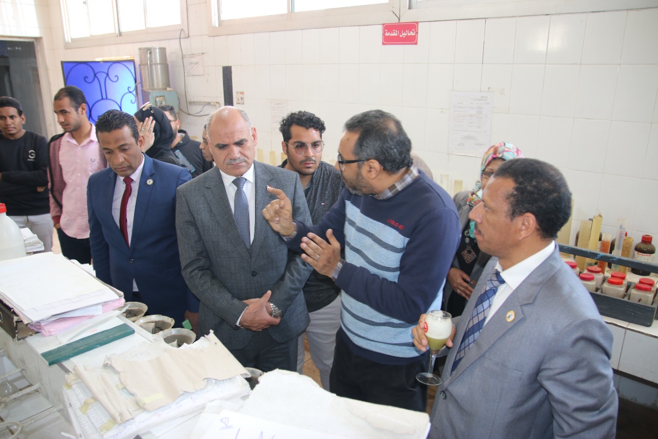 رئيس جامعة الأقصر يترأس زيارة قطاع خدمة المجتمع لمصنع سكر أرمنت (4)