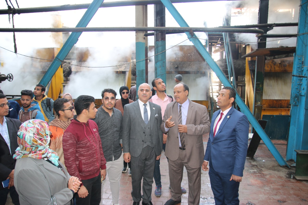 رئيس جامعة الأقصر يترأس زيارة قطاع خدمة المجتمع لمصنع سكر أرمنت (2)