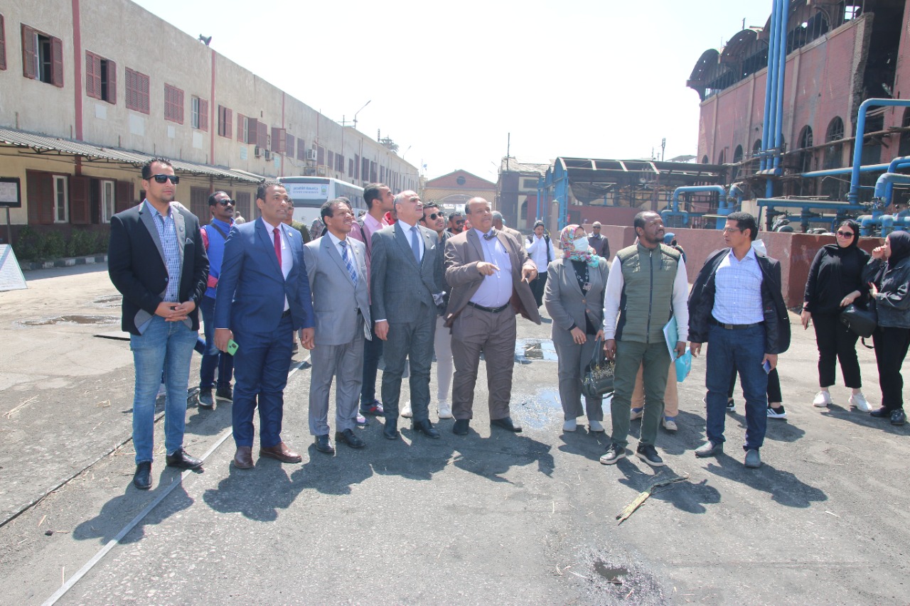 رئيس جامعة الأقصر يترأس زيارة قطاع خدمة المجتمع لمصنع سكر أرمنت (3)
