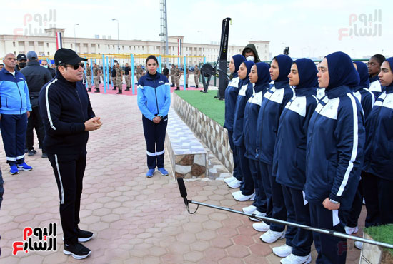 الرئيس السيسى فى حديث مع طالبات أكاديمية الشرطة