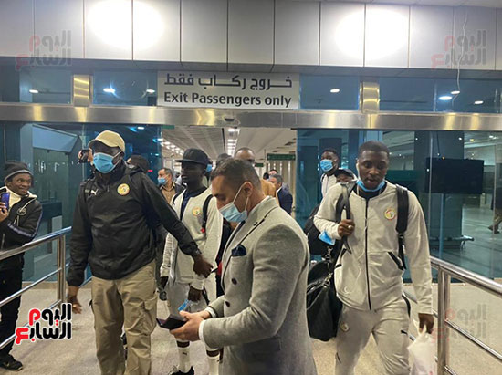 ساديو مانيه نجم السنغال وليفربول يصل الى مطار القاهرة