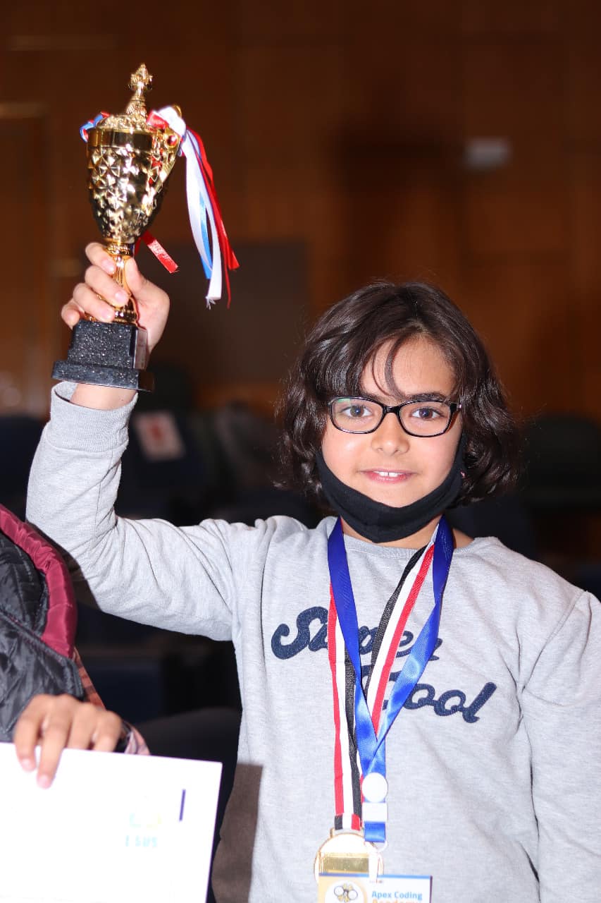 طفل من الأقصر يحصد جائزة في مسابقة دولة عبر الإنترنت  (1)