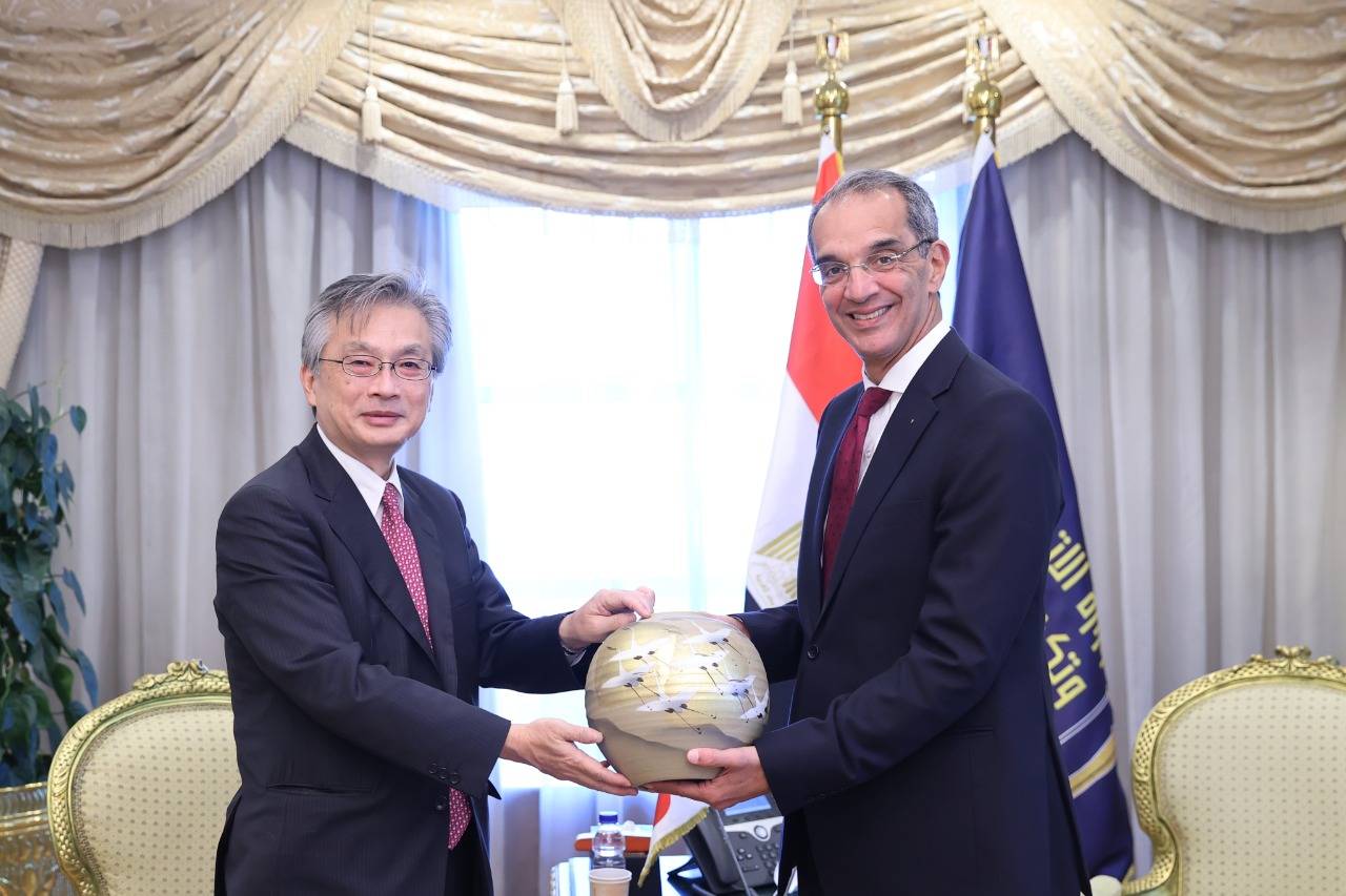 وزير الاتصالات يكرم السفير الياباني