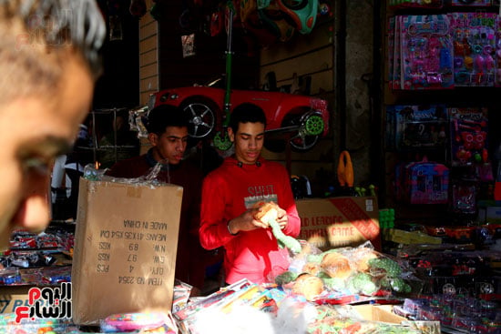 البوبيت الأكثر مبيعا فى سوق لعب الأطفال بالإسكندرية (23)